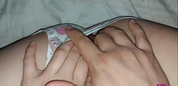 Jugando con el coño de mi amiga Eli